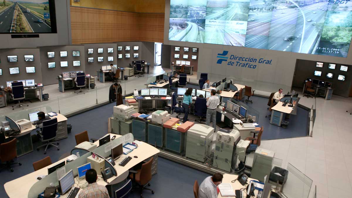 Centro de control de tráfico de la DGT supervisando carreteras durante el eclipse solar