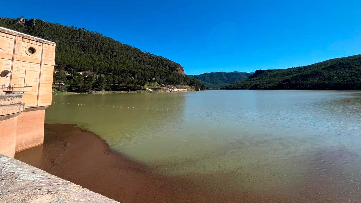 Vista de un embalse de Andalucía con un elevado nivel de agua durante 2026.