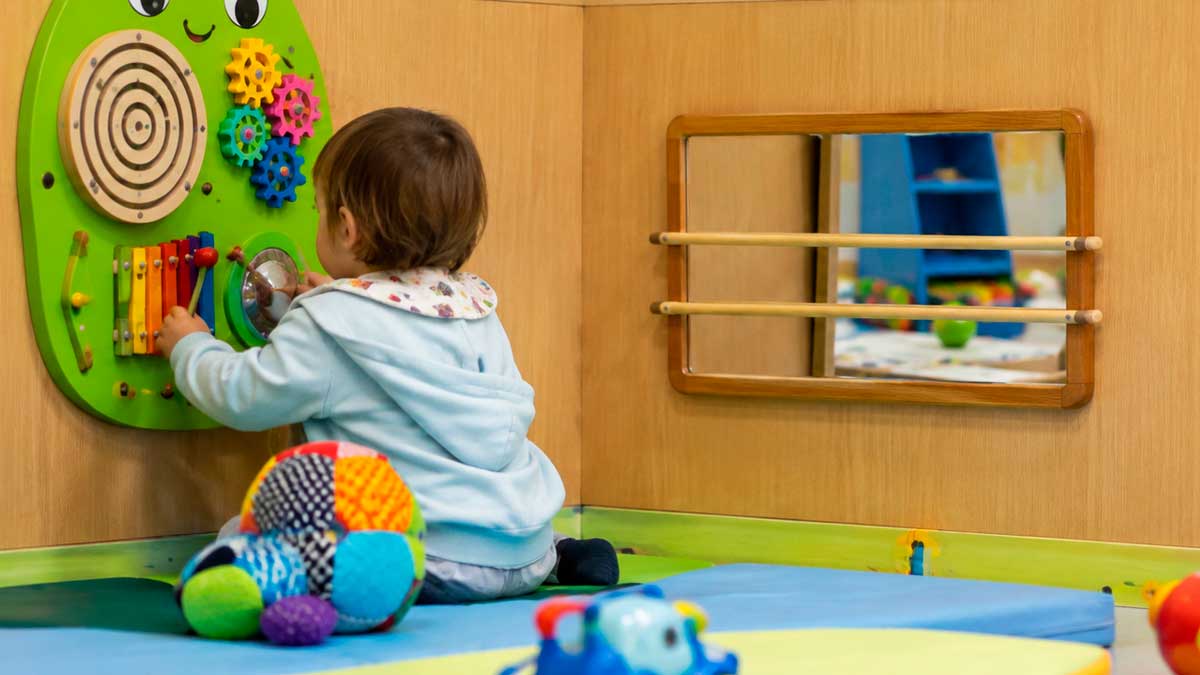 Niños en una escuela infantil de Andalucía durante una actividad educativa en el aula.