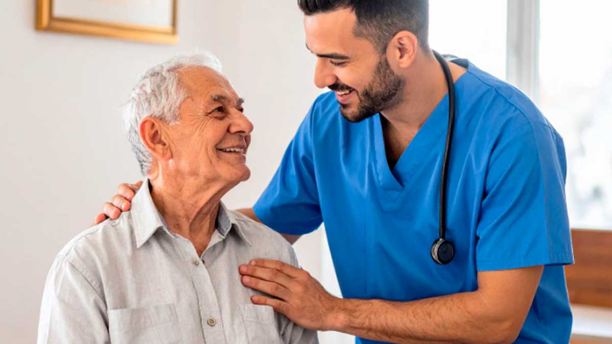 Médico realiza examen de salud a persona mayor de 65 años en Andalucía, claves SAS
