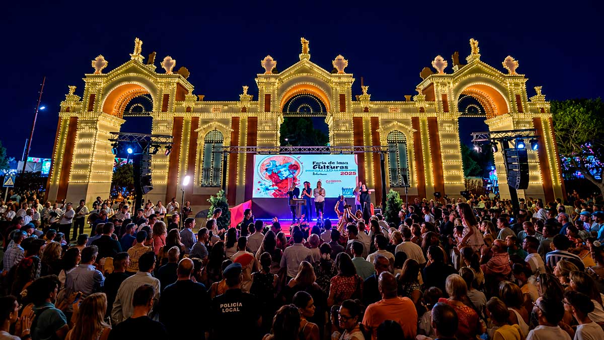Portada iluminada de la Feria de Almería durante una celebración nocturna