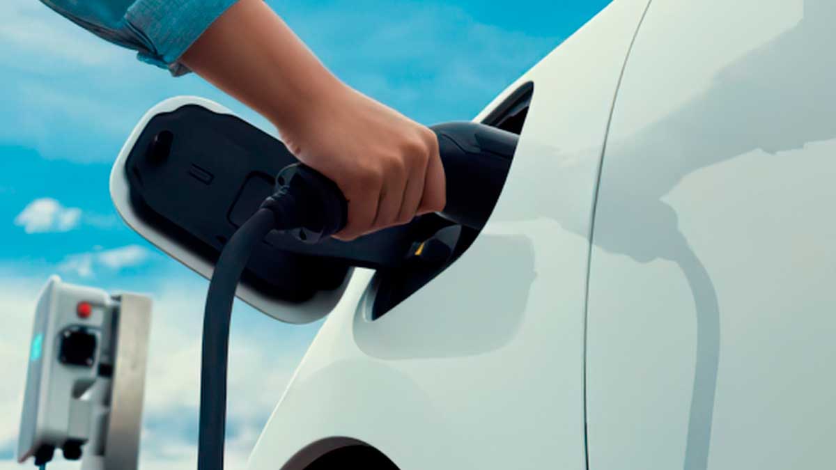 Coche eléctrico BMW cargando en estación, fiabilidad según usuarios