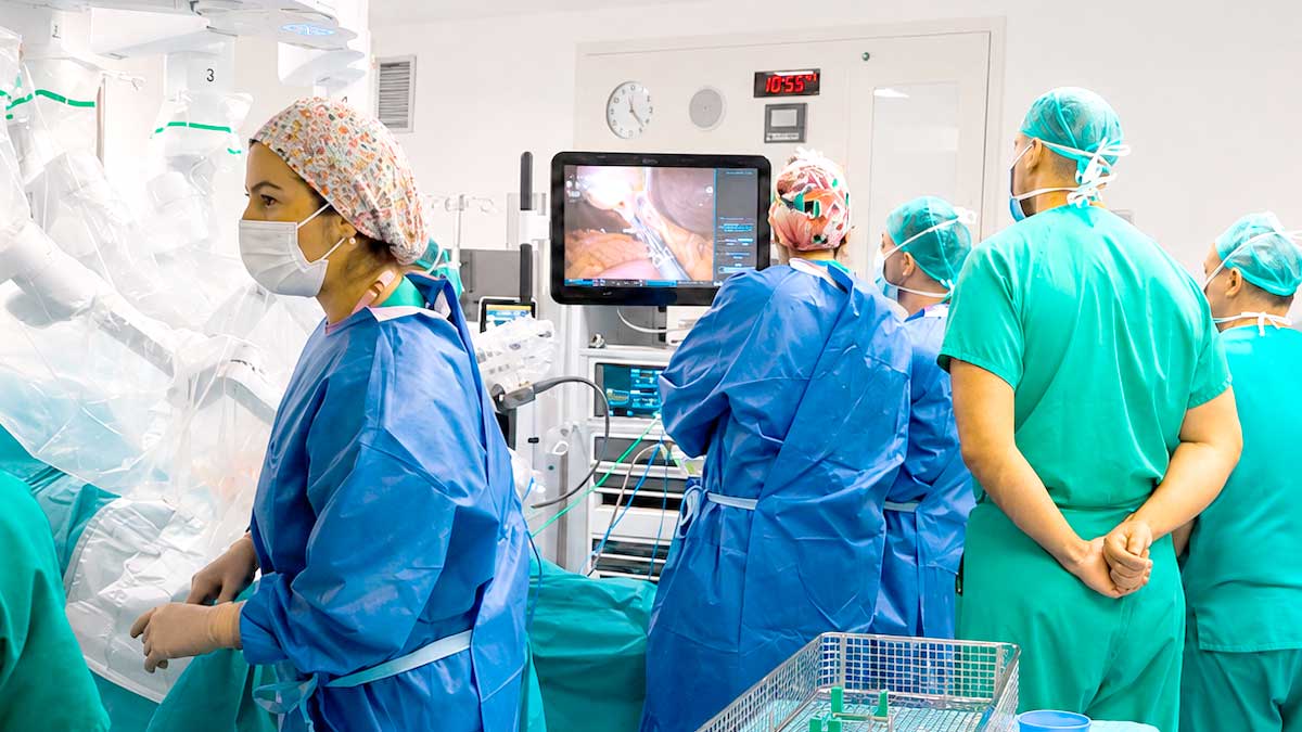Profesionales sanitarios residentes durante una sesión de formación en un hospital público de Andalucía.