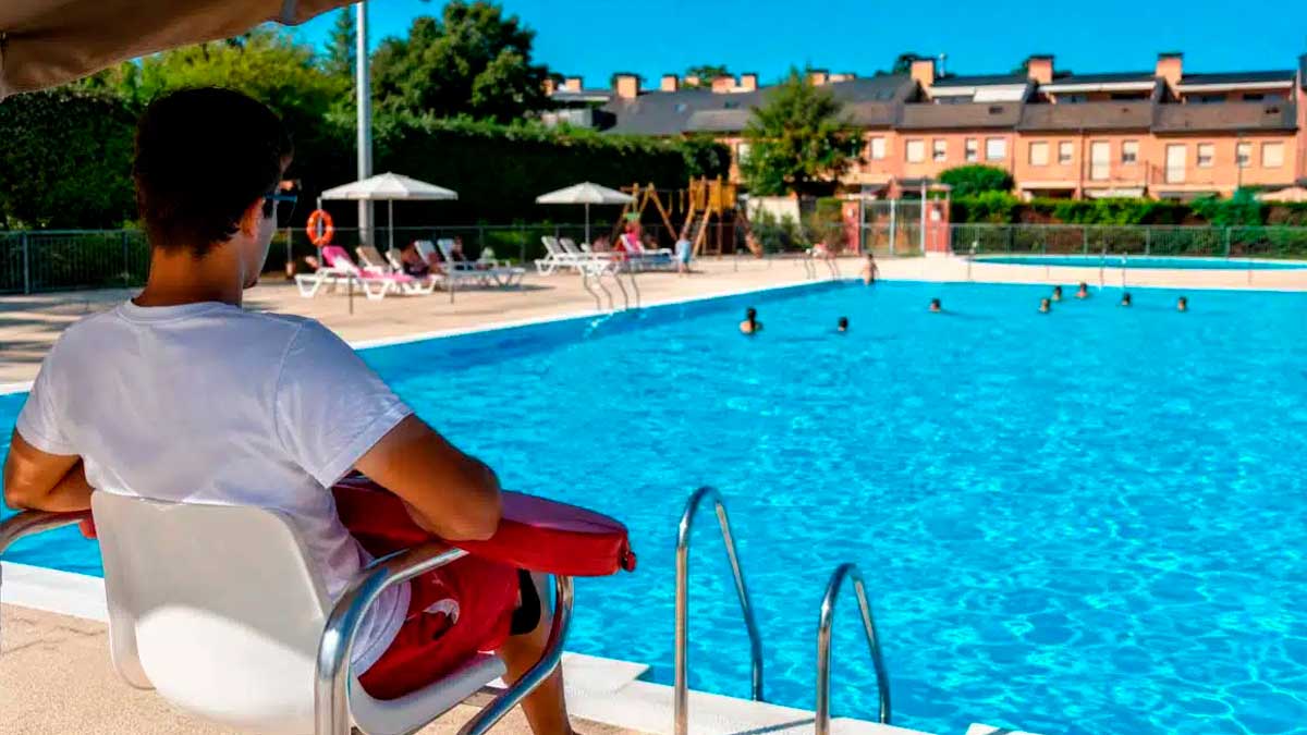 Lifeguard supervisando piscina pública en Andalucía, normativa sobre fumar en piscinas