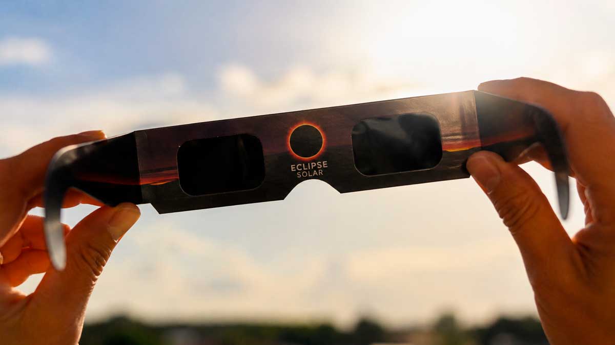 Gafas para eclipse solar retiradas por riesgo ocular sostenidas al aire libre