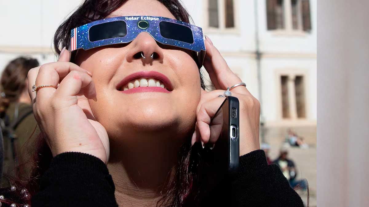 Mujer usando gafas para eclipse durante un evento en Andalucía
