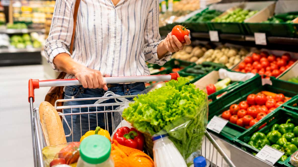 Persona comprando alimentos frescos en un supermercado de Andalucía.