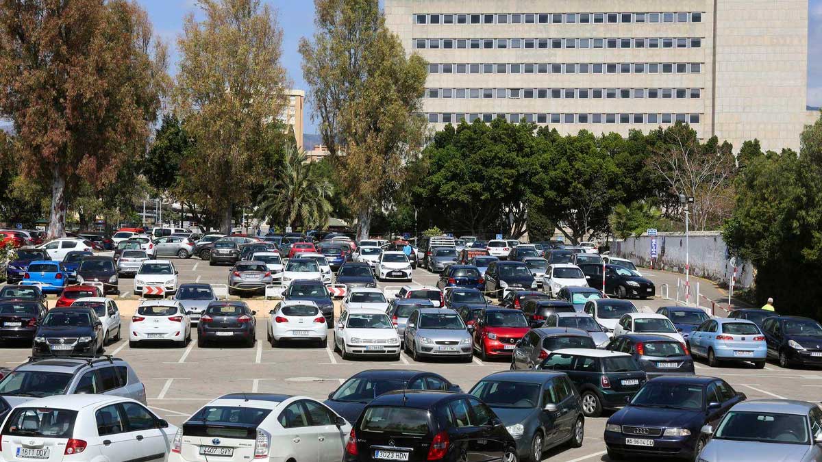 Aparcamiento provisional del Hospital Civil de Málaga habilitado durante las obras del nuevo hospital.