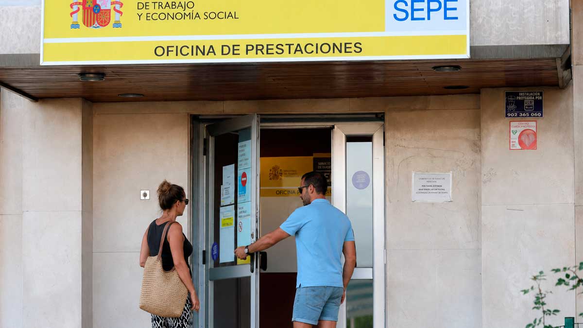 Personas accediendo a una oficina del SEPE en Andalucía para consultar indemnización por despido