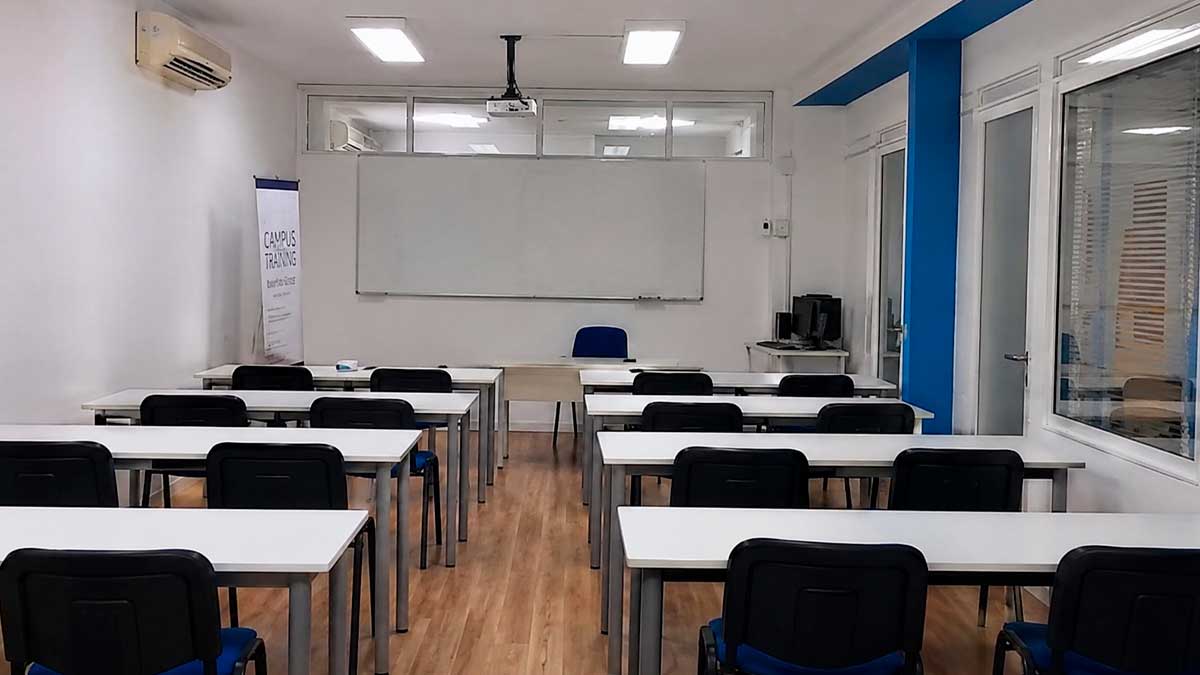 Interior de una academia privada con varias aulas en Andalucía.