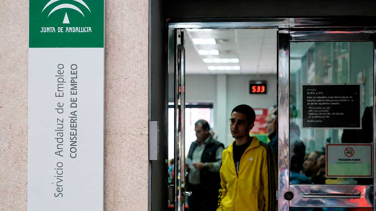 Oficina del SAE en Andalucía con personas esperando para acceder a bolsas y cursos de empleo