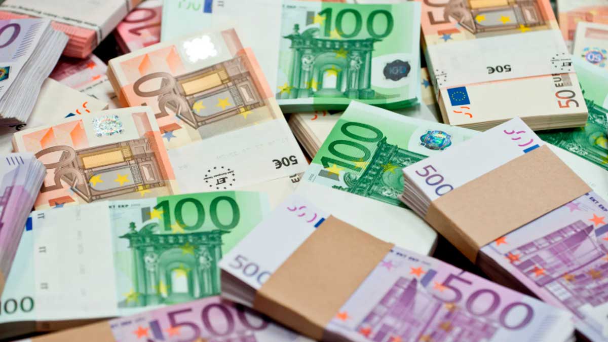 Monedas y billetes de euro junto a documentación sobre Letras del Tesoro.