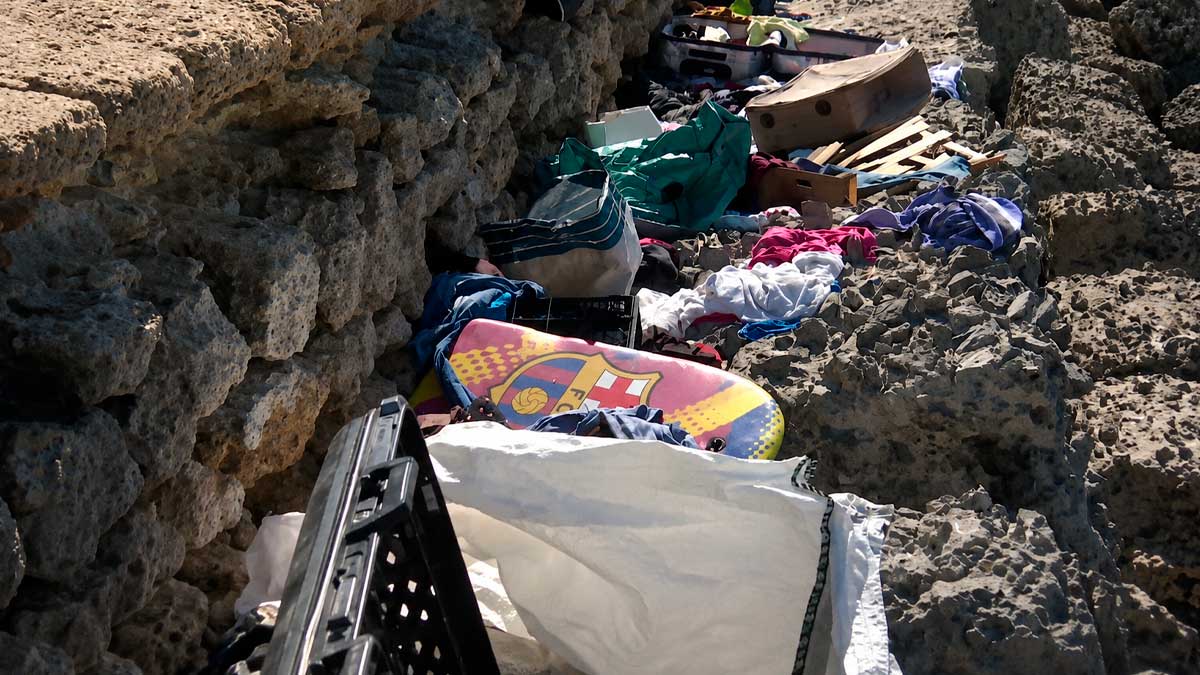 Basura acumulada en La Caleta tras conflicto municipal de limpieza