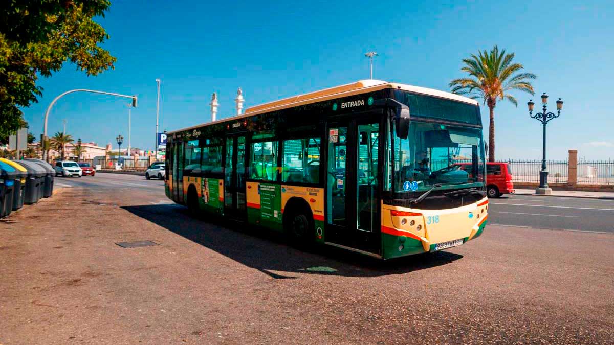 Autobús urbano en Cádiz circulando por la ciudad tras la reestructuración de líneas