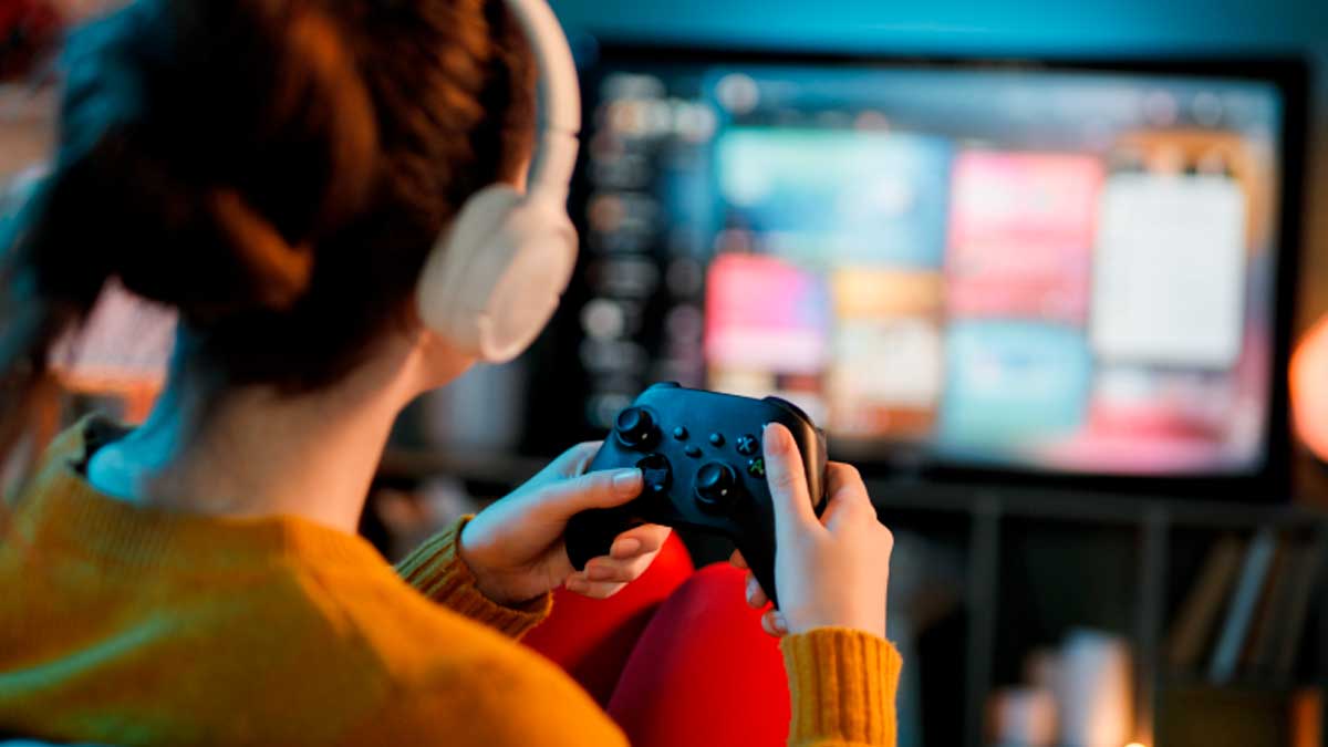 Adolescente jugando a videojuegos.