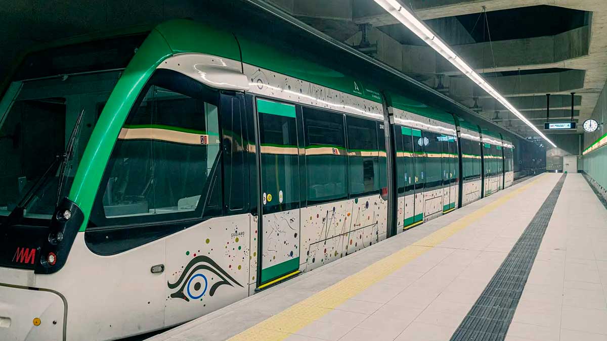 Tren del Metro de Málaga en una estación moderna durante la Feria con horarios ampliados