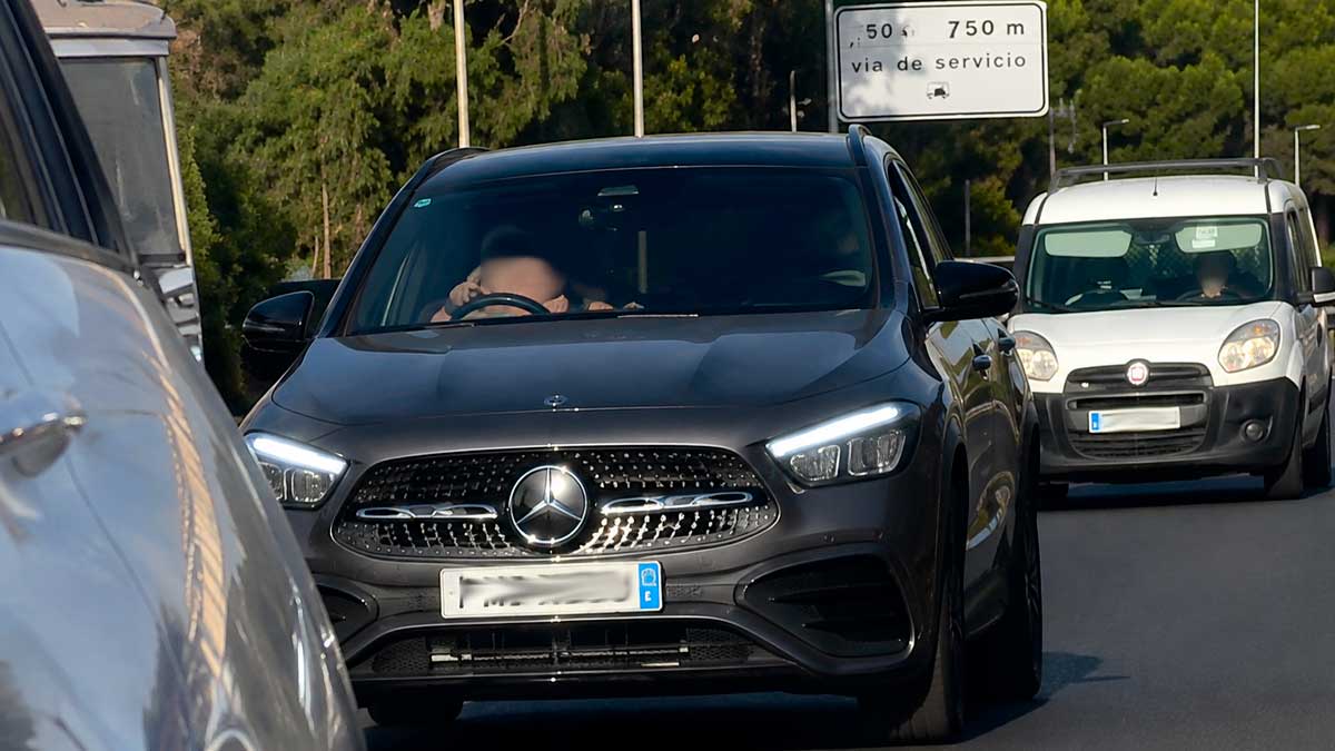 Coche Mercedes en la A-7 de Marbella relacionado con multa por conducción negligente
