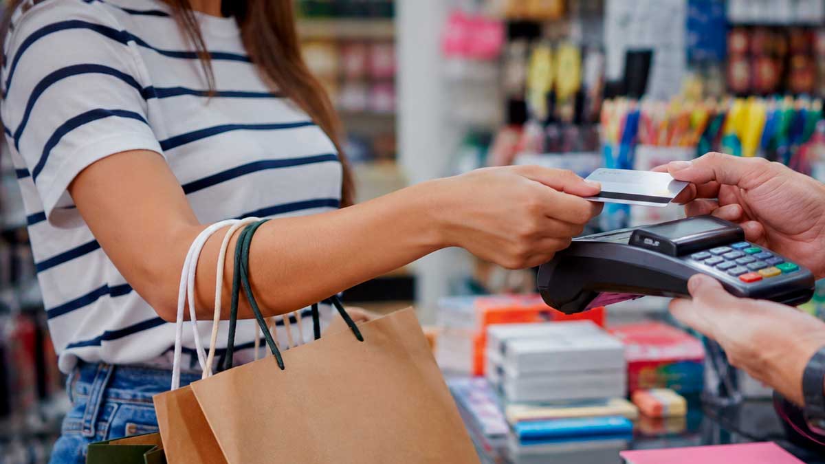 Cliente realizando una compra con el Bono Comercio Vuelta al Cole 2026