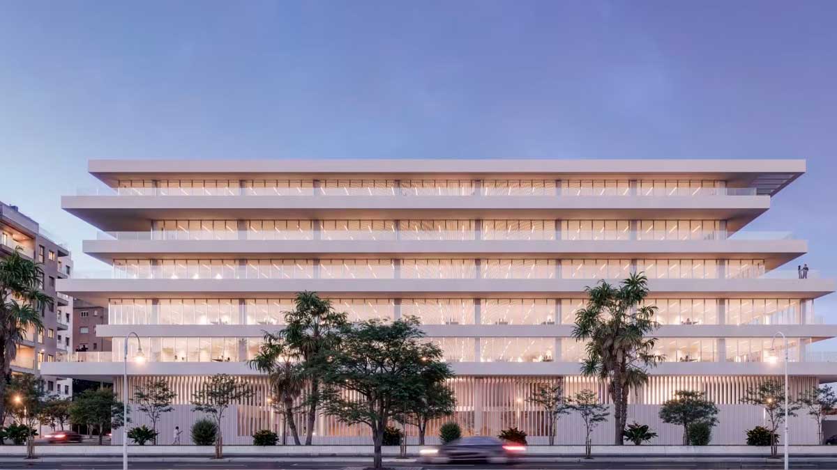 Nuevo edificio del Ayuntamiento de Málaga de siete plantas frente al mar al atardecer