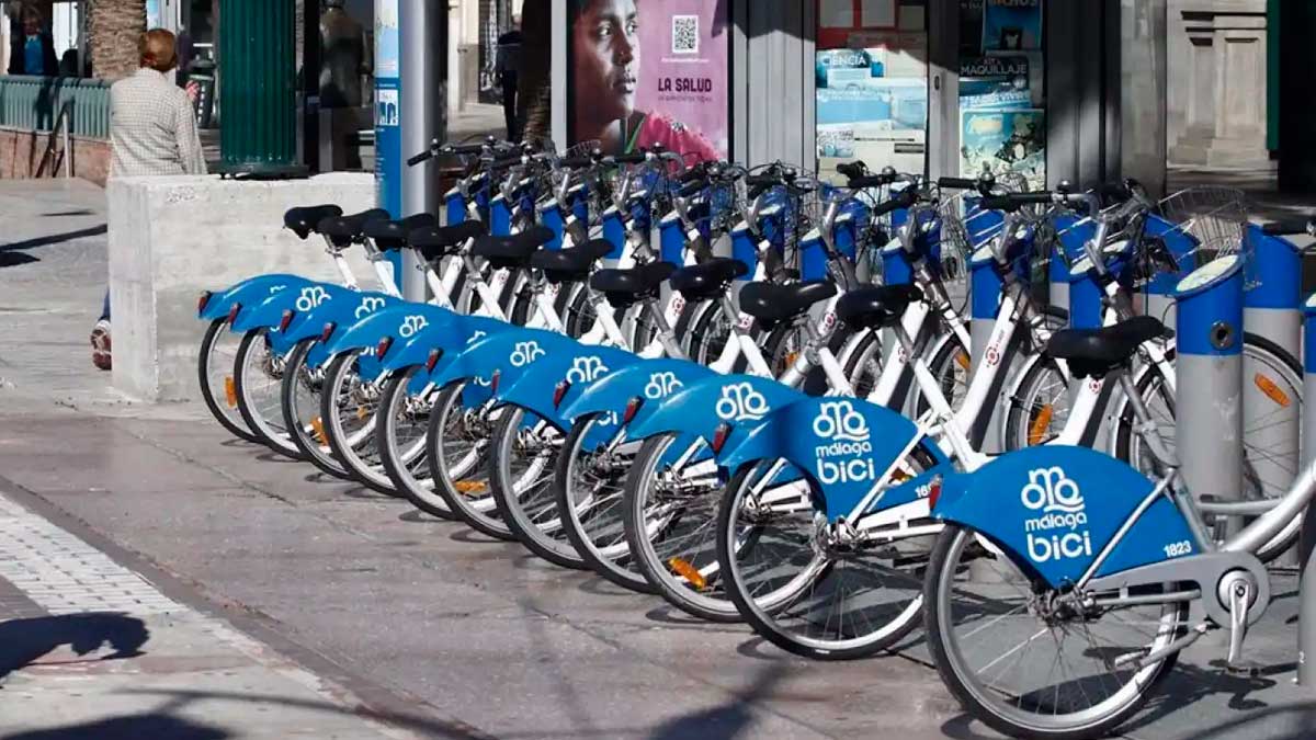 Estación de MálagaBici con bicicletas eléctricas disponibles en Málaga