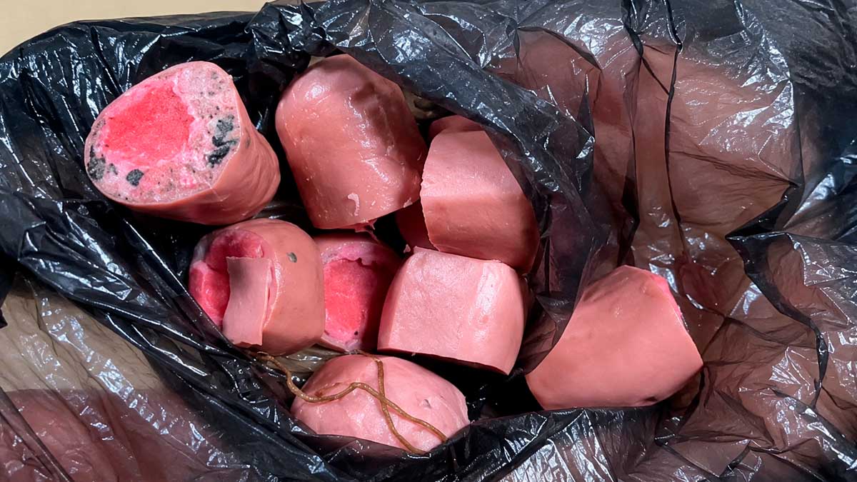 Comida con clavos encontrada en el Parque de la Ballena
