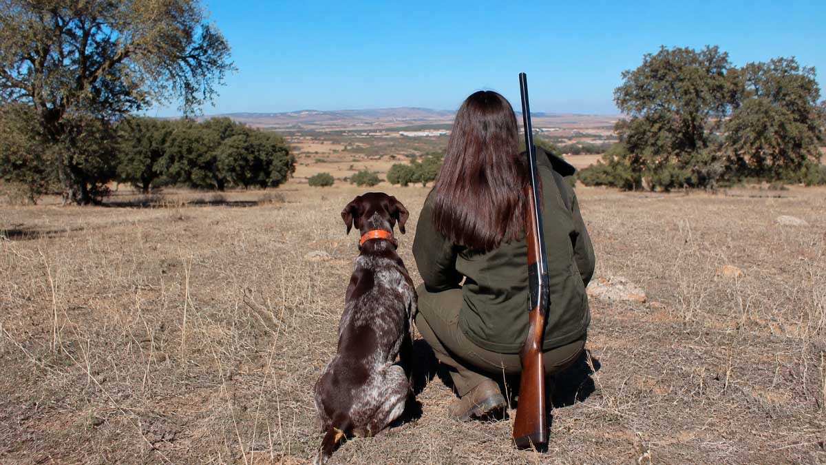 Mujer cazadora en un terreno cinegético de Andalucía durante la temporada 2026-2027.