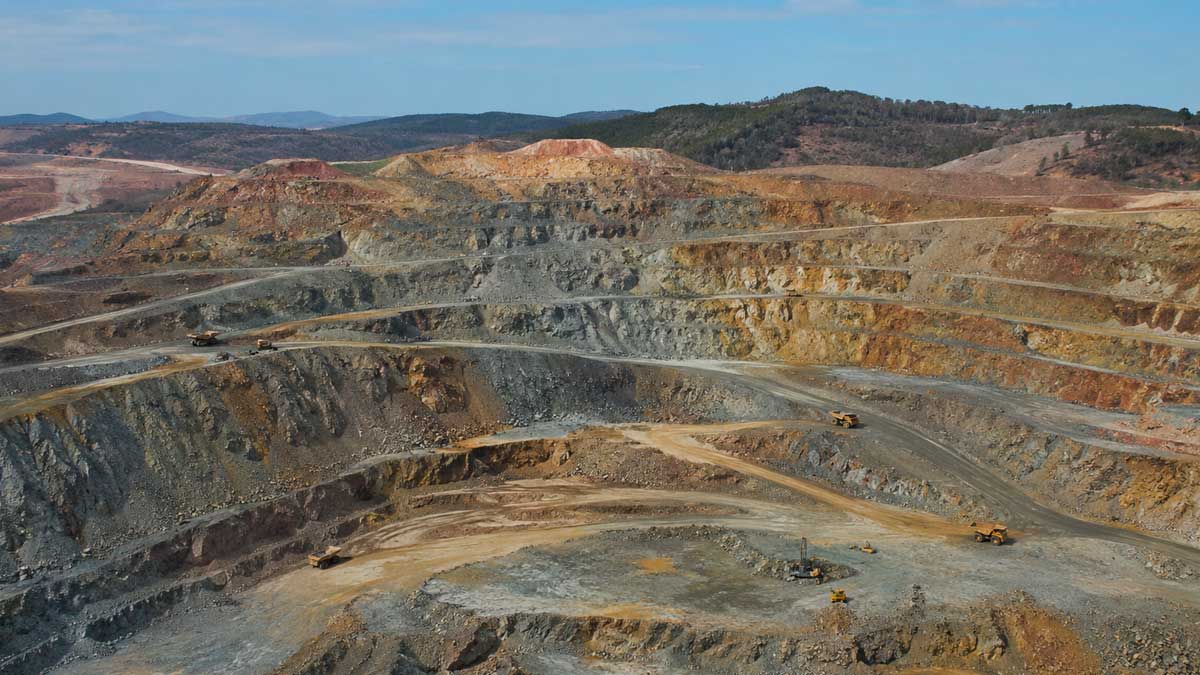 Explotación minera en Huelva vinculada a la investigación de materias primas estratégicas en Andalucía.
