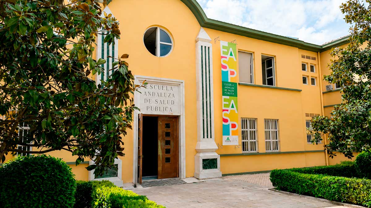 Fachada de la Escuela Andaluza de Salud Pública, referente en control de PFAS en el agua en Andalucía