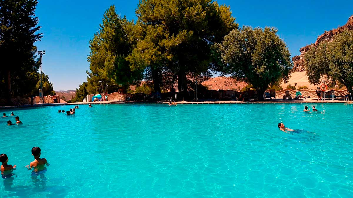 Piscina termal de Granada, la mayor de Andalucía, con bañistas disfrutando del agua