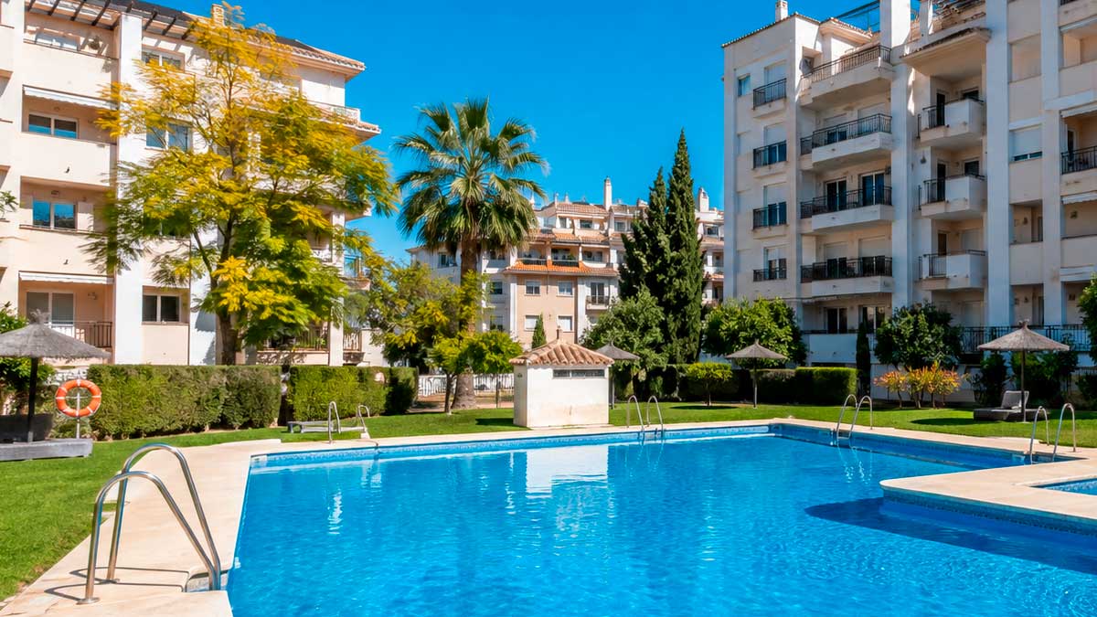 Urbanización de pisos con piscina comunitaria en Córdoba