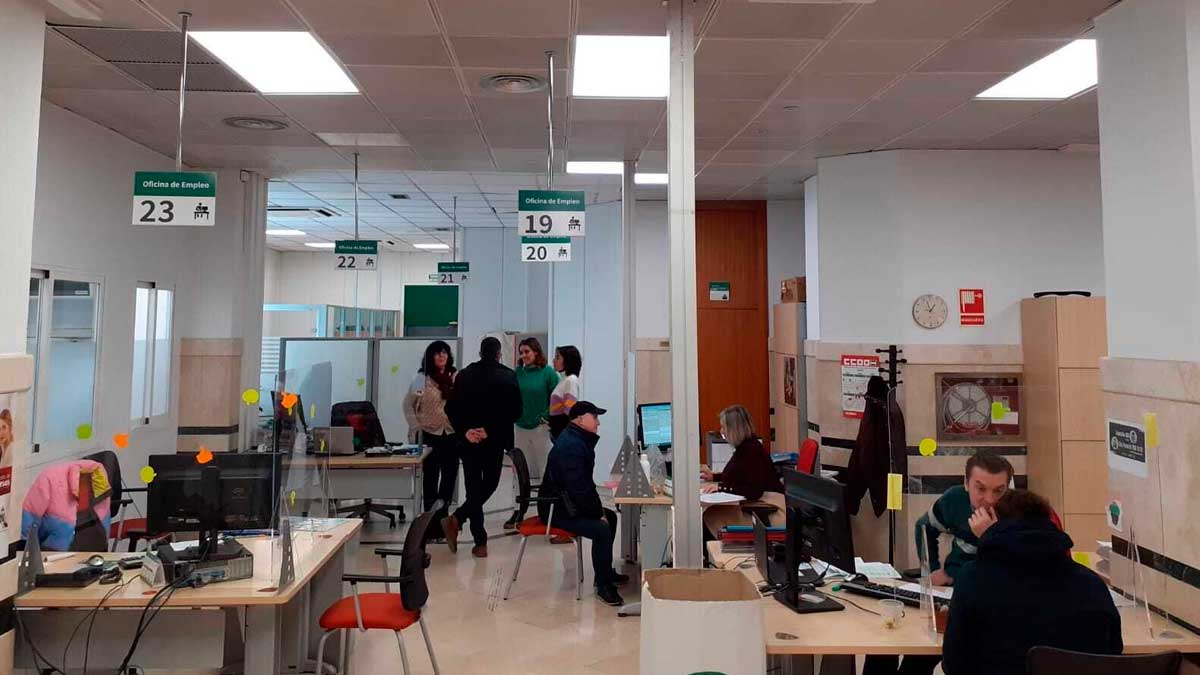 Oficina de empleo en Andalucía con personas atendiendo el plan T-Activamos