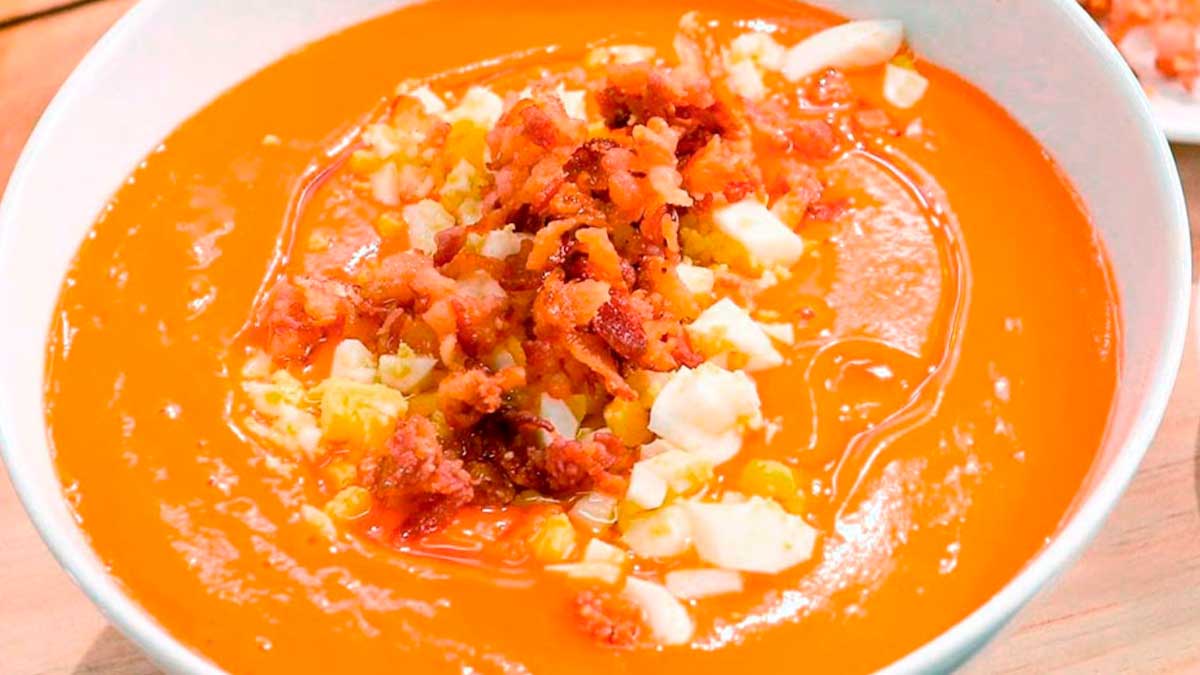 Salmorejo andaluz con aceite de oliva y trocitos de huevo y jamón, plato frío de verano