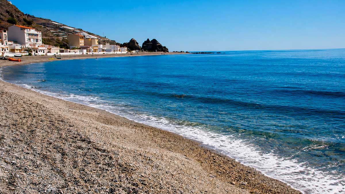Playa de Melicena en Granada con aviso de Sanidad por E. coli