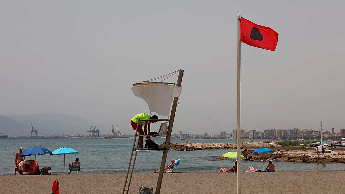 Bandera roja en playa de Málaga cerrada al baño por contaminación bacteriana