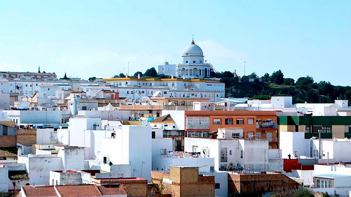 Vista panorámica de Chiclana en verano, destacando su población y arquitectura blanca