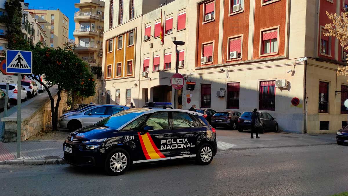 Coche de la Policía Nacional en Jaén durante una investigación