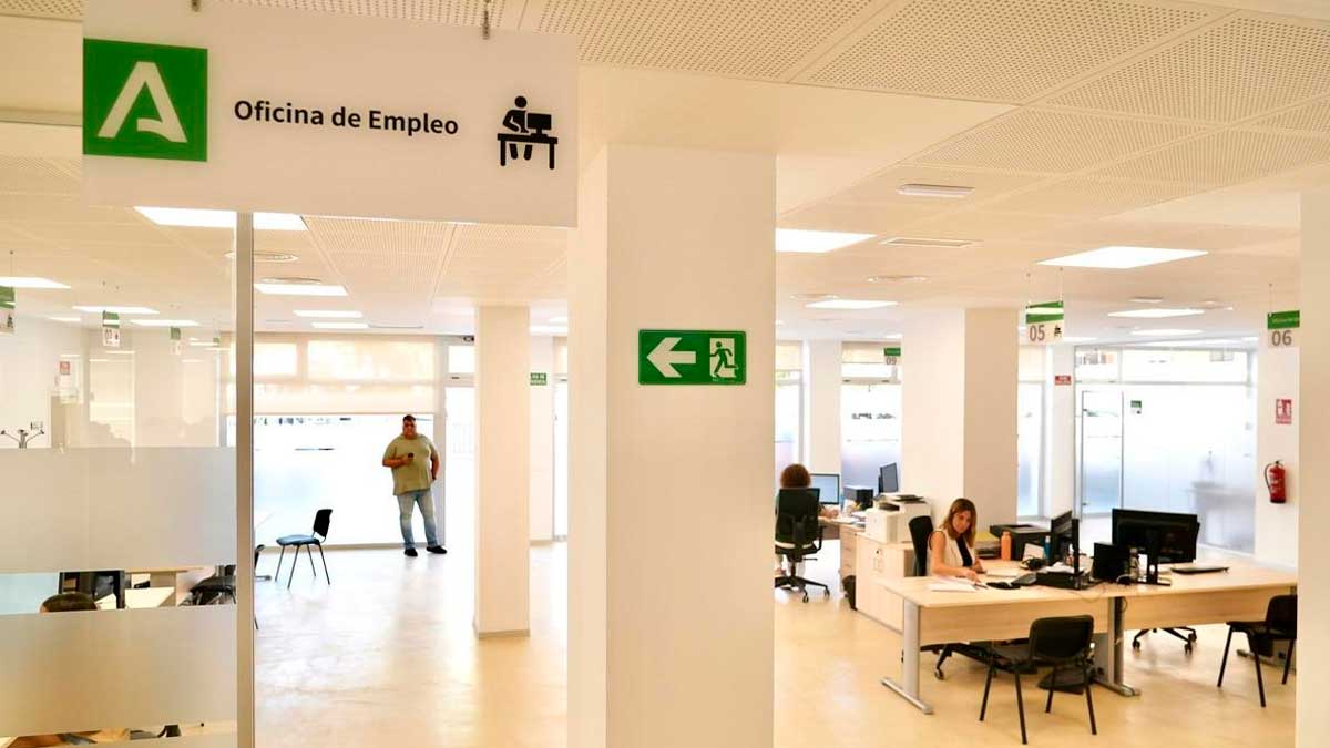Oficina de empleo de la Junta de Andalucía con personal atendiendo a usuarios