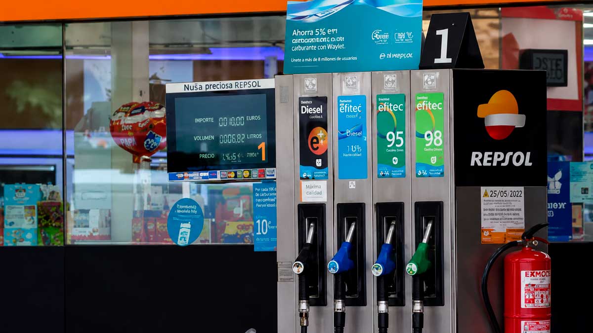 Surtidor de gasolina en una gasolinera Repsol mostrando el precio de los carburantes en Andalucía
