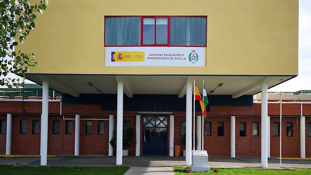 Entrada del Hospital Psiquiátrico Penitenciario de Sevilla, donde varios trabajadores resultaron lesionados.