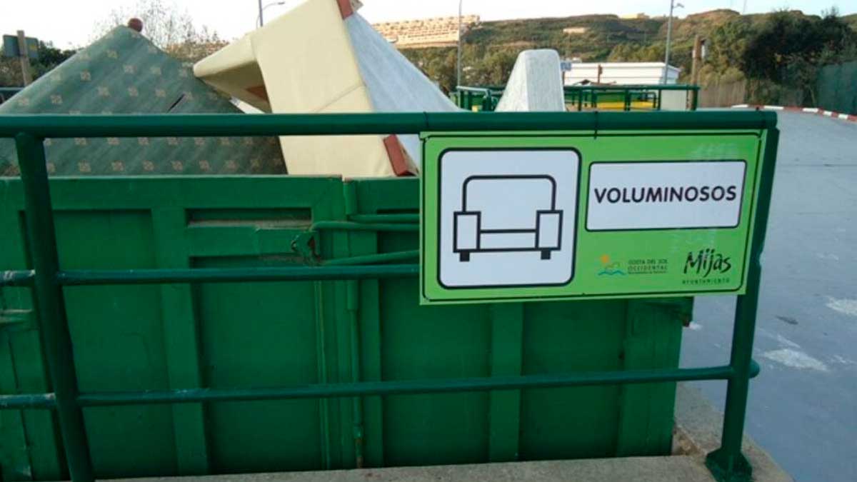 Contenedor de voluminosos en punto limpio de Andalucía