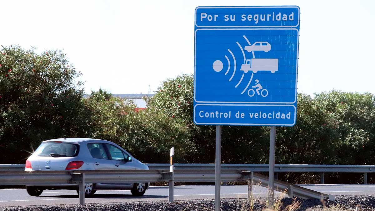 Señal de control de velocidad de la DGT en carretera de Cádiz