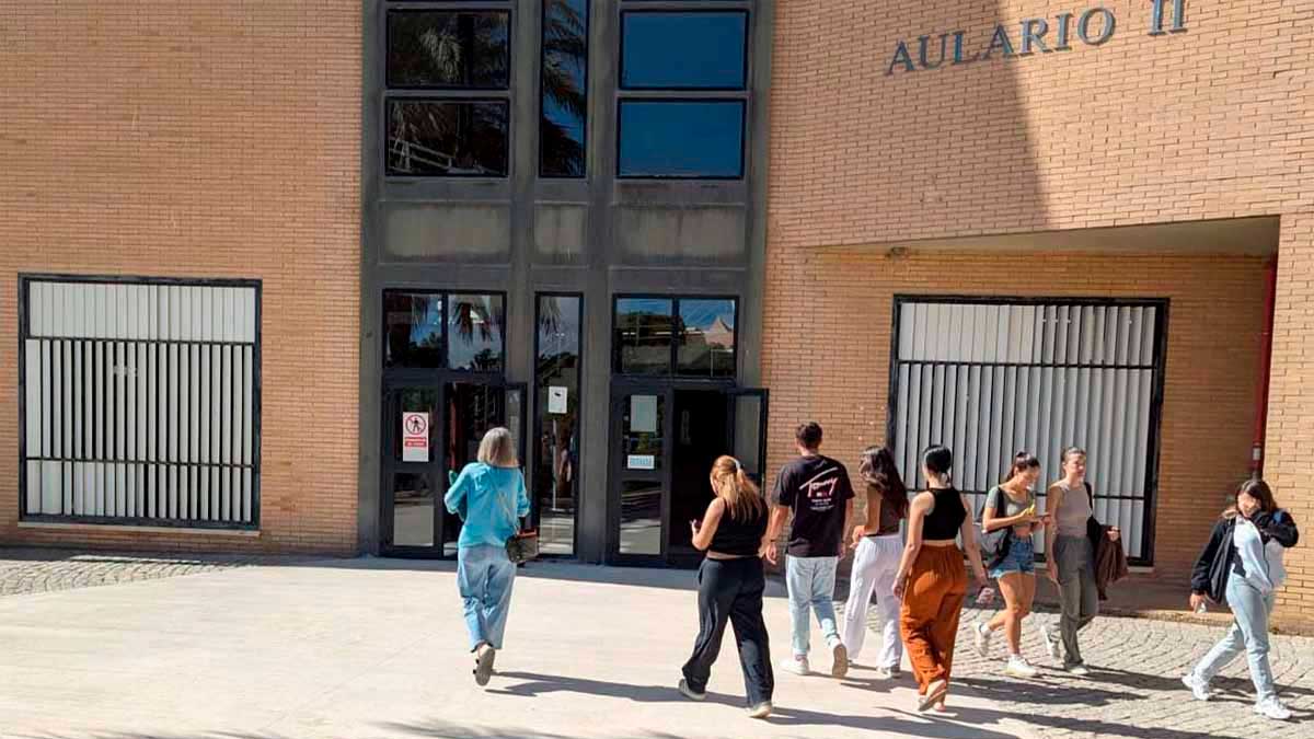Estudiantes en la entrada del Aulario II de una universidad andaluza según el Ranking de Shanghái