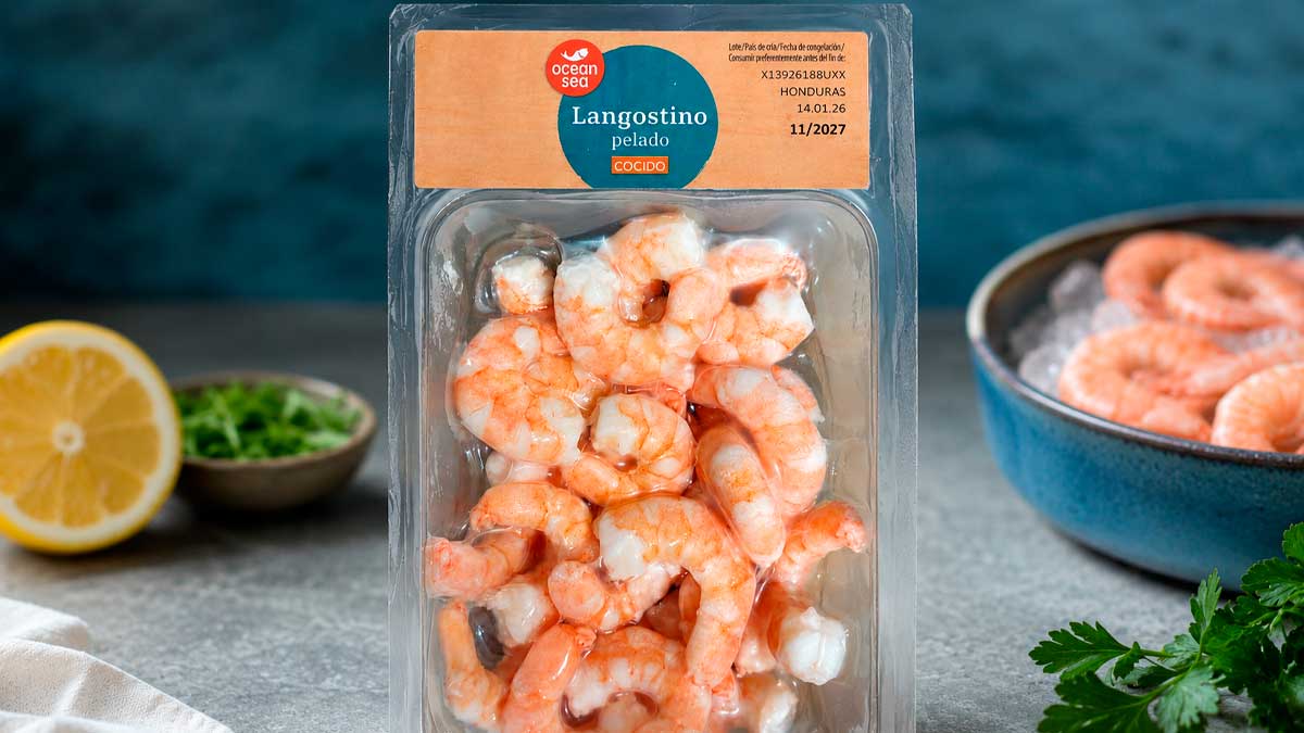Langostinos congelados Ocean Sea de Lidl envasados en bandeja sobre una mesa