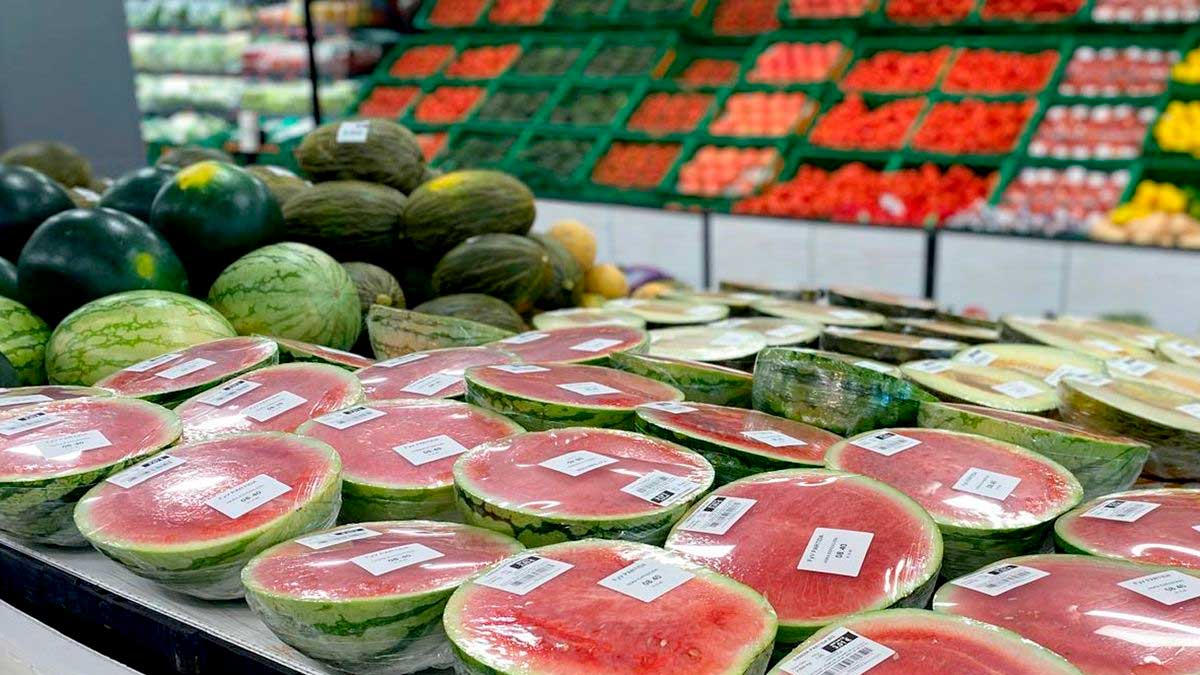 Sandías de Mercadona en exposición en la frutería, producto andaluz destacado