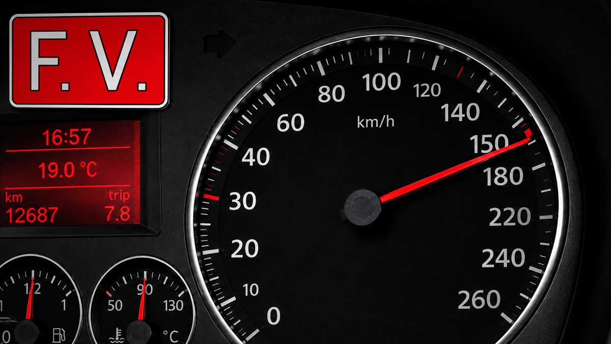 Cuadro de mandos de coche con señal V12 y velocímetro marcando 150 km/h