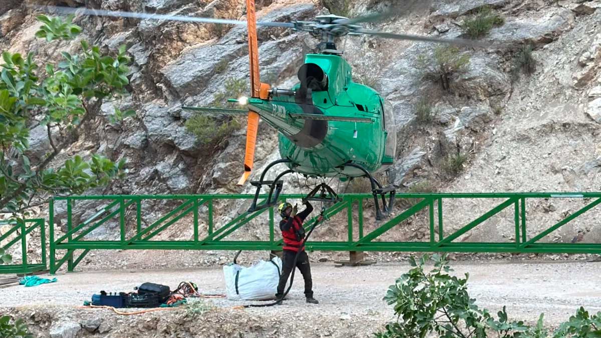 Helicóptero transportando pasarelas en el Sendero del río Borosa