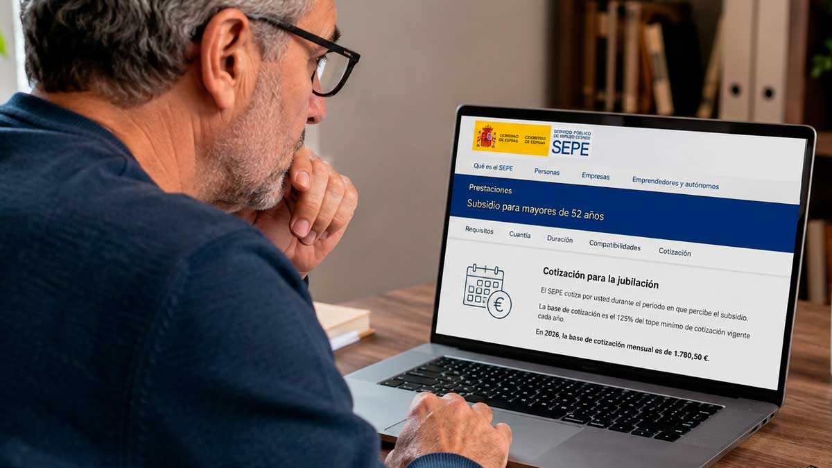 Persona mayor de 52 años revisando las cotizaciones del subsidio del SEPE en un ordenador.