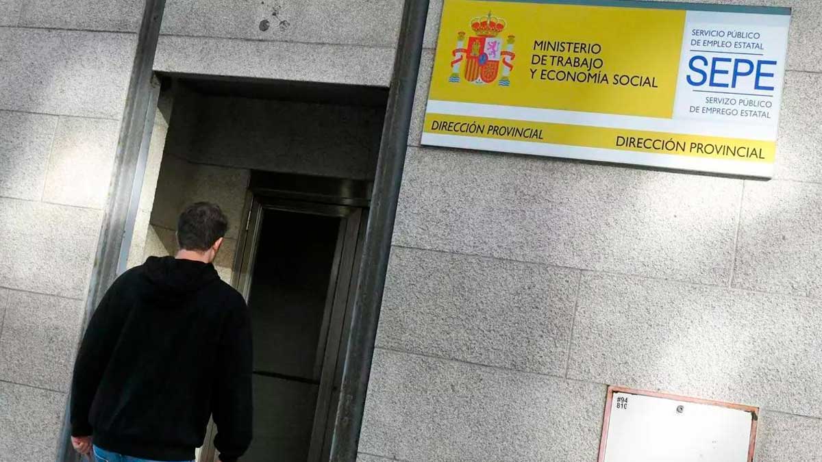Persona entra en oficina del SEPE para gestionar subsidio para mayores