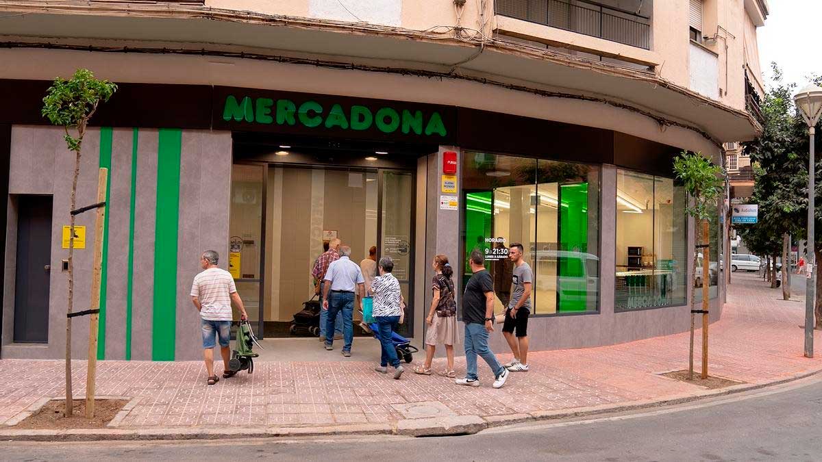 Entrada de supermercado Mercadona abierto en festivo el 15 de agosto en Andalucía