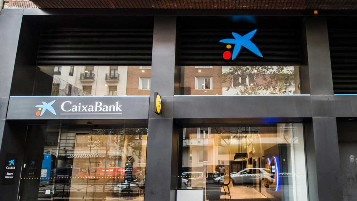 Oficina de CaixaBank tras la condena por discriminación por edad en un ERE